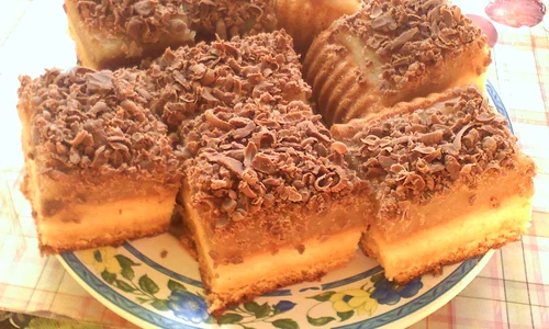 prajitura cu blat de pandispan si crema cu piure de mere jpeg
