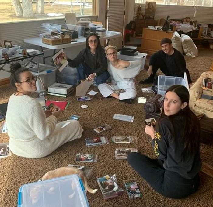 Membrii familiei Moore-Willis devin și mai uniți în autoizolare