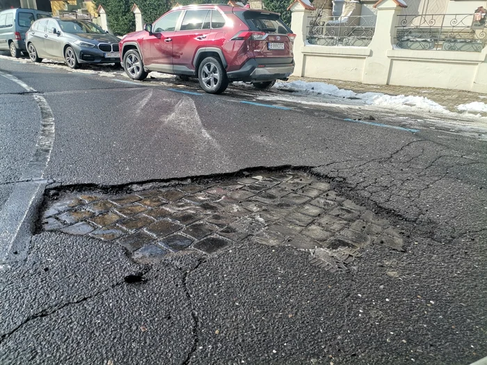 Groapă uriașă pe strada Ady Endre, din București Foto: Click! 