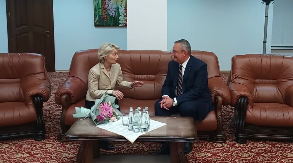 Nicolae Ciucă, întâlnire neașteptată cu Ursula von der Leyen pe Aeroportul din Chișinău. Despre ce au discutat cei doi