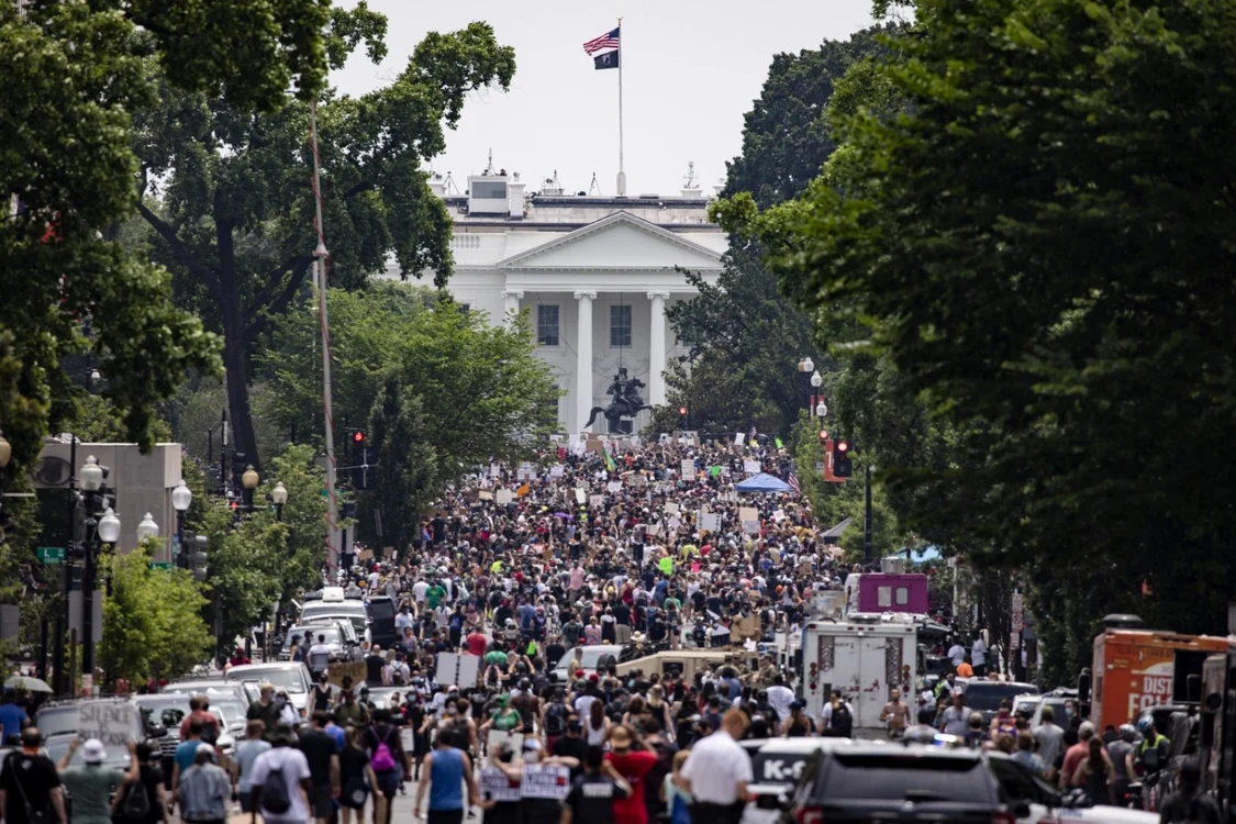 Protestatari se adună în apropierea Casei Albe 6 iunie 2020 FOTO Samuel Corum/Getty Images