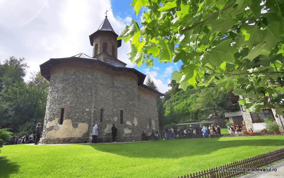 Mănăstirea Prislop, înfrumusețată de maici. Cum arată locul lui Arsenie Boca