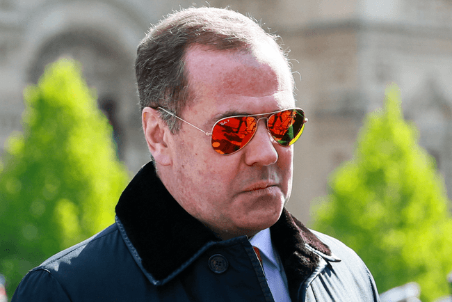 „Calm Down”. Elanul nuclear al lui Medvedev, temperat de ministrul belgian al Apărării pe ritmurile Selenei Gomez