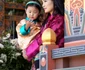 Regina Jetsun Pema a Bhutanului cu fiica sa, Prințesa Sonam. FOTO: Casa Regală bhutaneză
