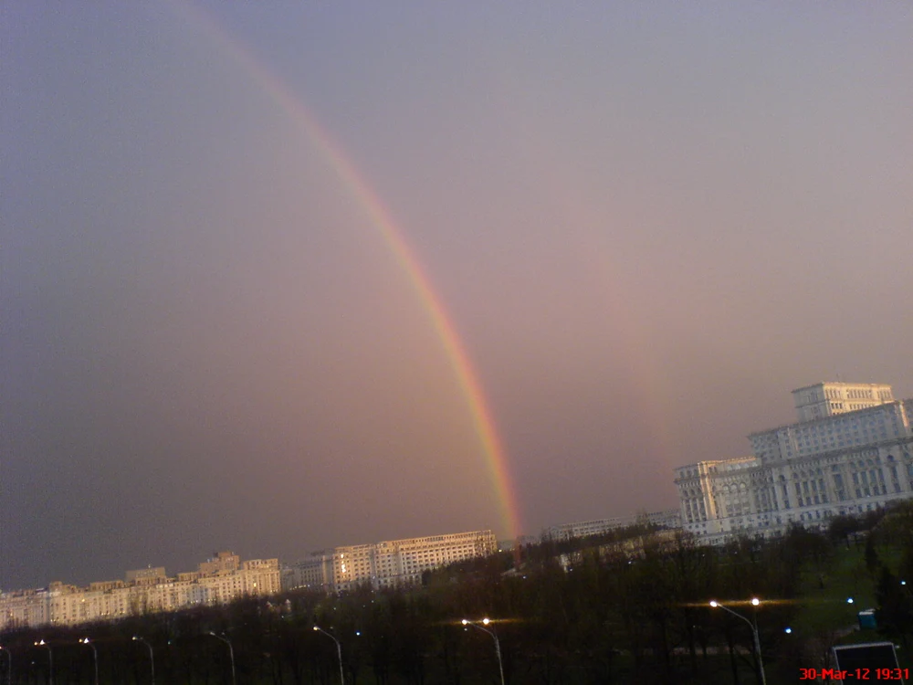 După ploaie, în Capitală a apărut un curcubeu