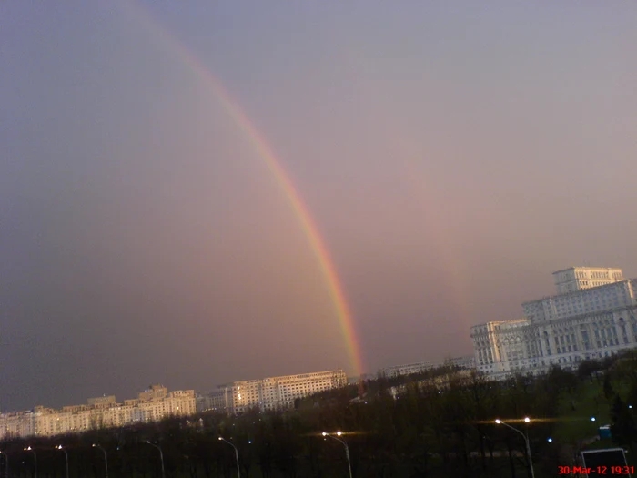 După ploaie, în Capitală a apărut un curcubeu