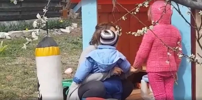 Copiii de 2 şi 5 ani alături de mama lor  Foto: captură video