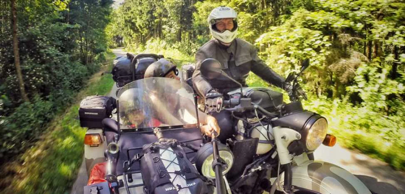 Mihai spune că a cumpărat motocicleta cu ataş special ca să poată vizita cât mai multe locuri/Imagini MIhai Barbu