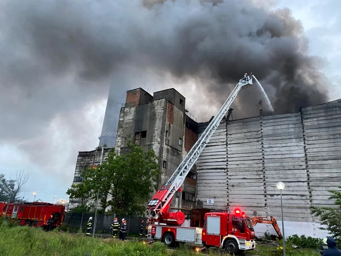 Un bpărbat ar fi incendiat intenţionat depozitul de deseuri de la Brazi