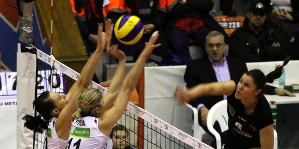 Jelena Alajbeg (în negru) atacă în forţă