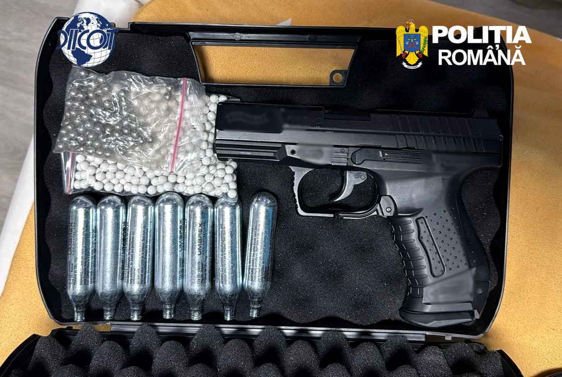 Ce au mai găsit polițiștii la percheziții. FOTO DIICOT