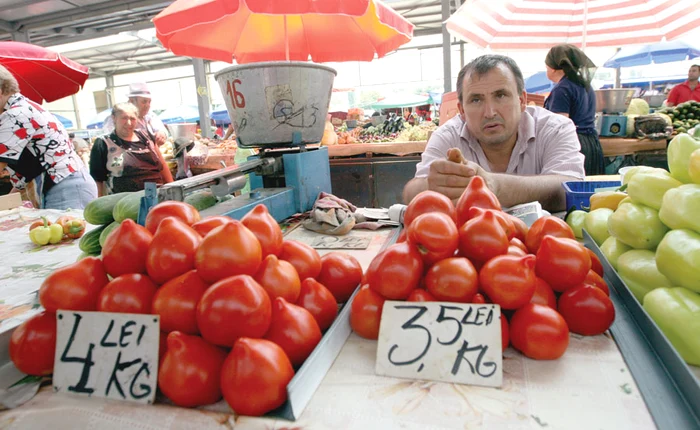 Roşiile se dau acum  cu 3-4 lei pe  kilogram, iar  castraveţii  cu un leu