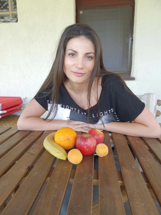
    Specialistă în alimentaţie  sănătoasă şi cure de slăbire,  Ioana spune că fructele nu  îngraşă dacă nu sunt  combinate cu altceva, astfel  că poate mânca oricâte  