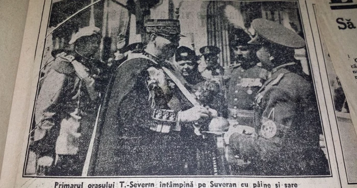 Primarul oraşului Turnu Severin îl întâmpină pe rege cu pâine şi sare FOTO Ziarul "Universul"