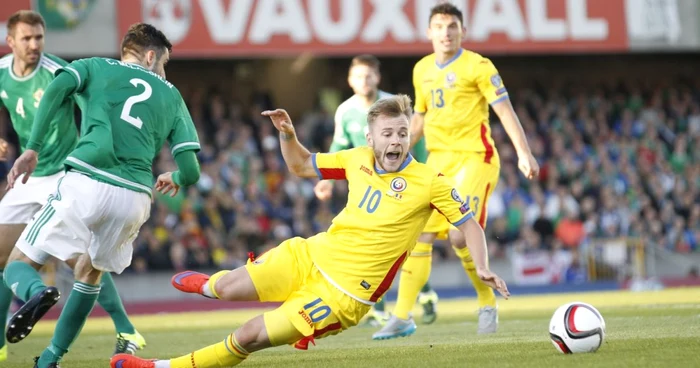 Maxim (numărul 10) a fost invizibil la Belfast, însă, aproape sigur, va juca la Euro 2016. FOTO: AP