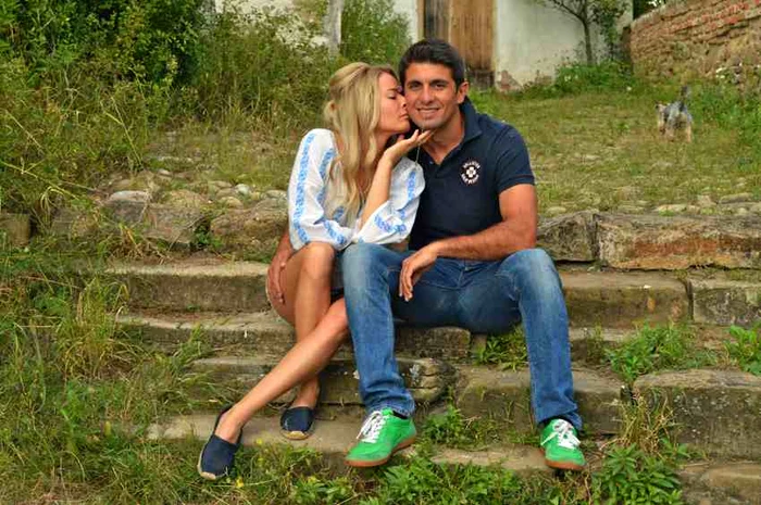 Laura Cosoi a fost în vacanță cu iubitul ei, Cosmin Curticăpean, în satul Viscri (județul Brașov)