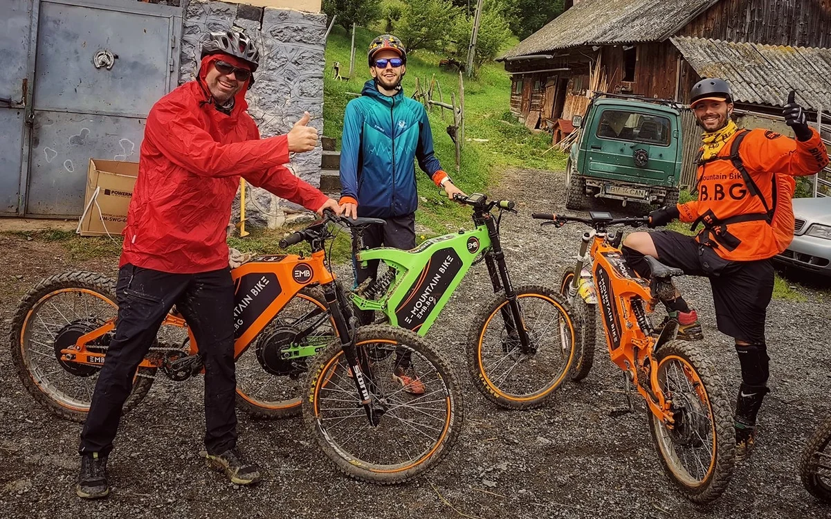 Și când vremea a fost mohorâtă băieții au plecat pe traseu pe biciclete electrice