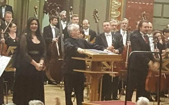 Dirijorul german Claus Peter Flor, alături de soliştii Irina Iordăchescu şi Ionuţ Pascu, Orchestra şi Corul Filarmonicii "George Enescu", în Sala mare a Ateneului