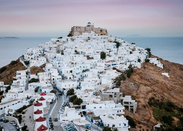 Insula secretă a Greciei care seamănă cu Mykonos, dar fără aglomerație și prețuri uriașe