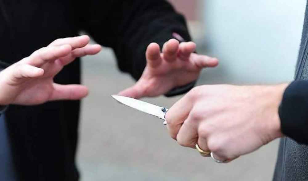 Un bărbat a fost înjunghiat lângă Mall Băneasa. Ar fi fost atacat de o femeie