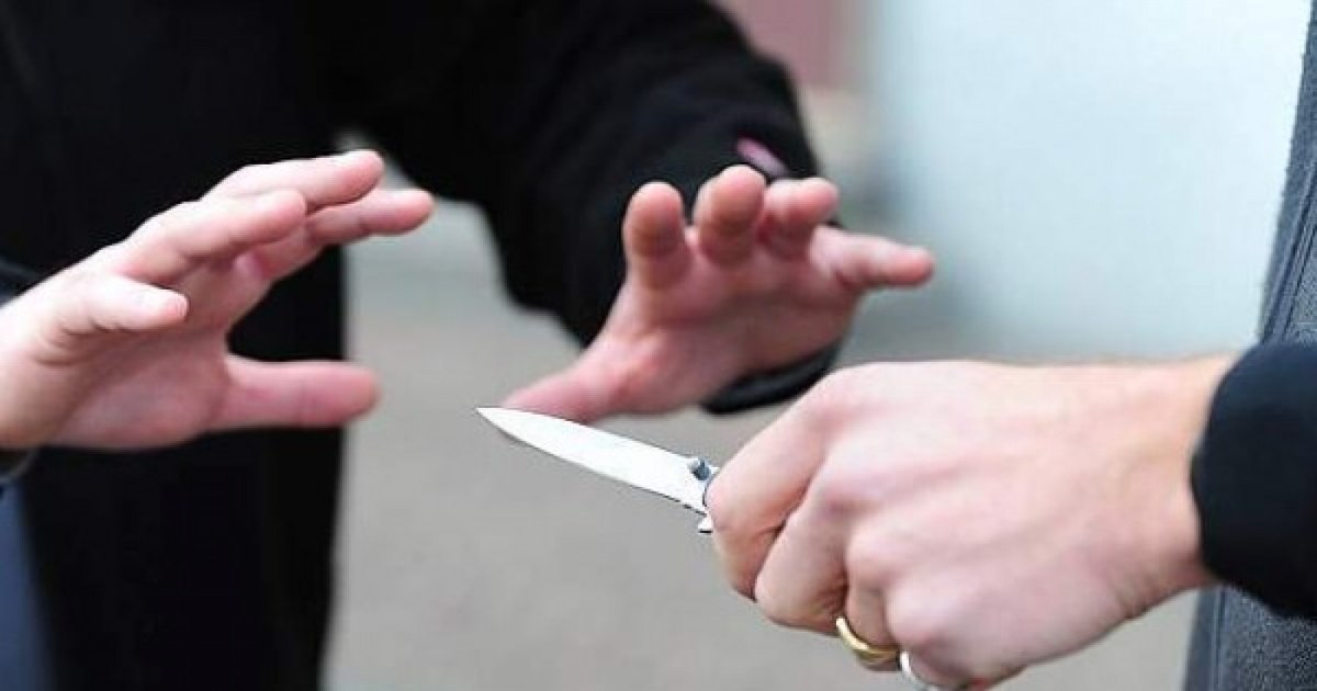 Incident violent în București: Bărbat înjunghiat de concubina sa