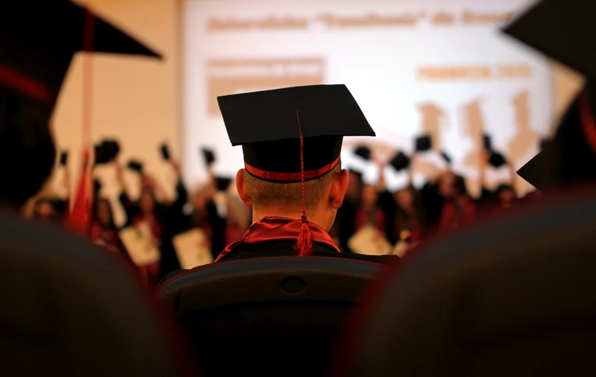 Rareş Avram, elev în clasa a XII-a la Colegiul
Naţional "Ion Luca Caragiale" Ploieşti, la profilul
Matematică-informatică, intensiv Informatică.