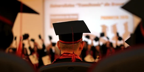 liceeni absolvire liceu foto shutterstock