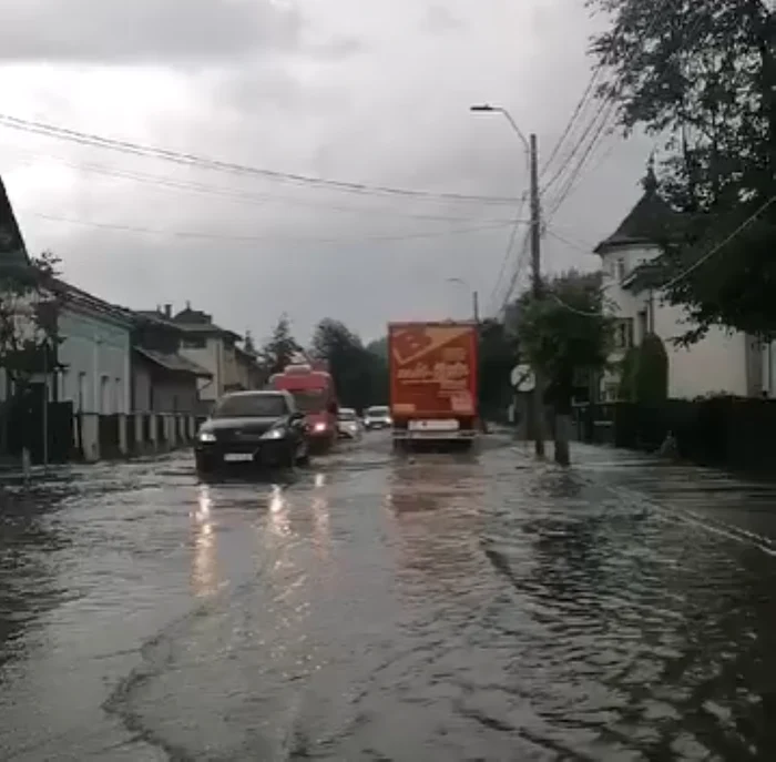 Străzi inundate în Vatra Dornei. Foto Facebook