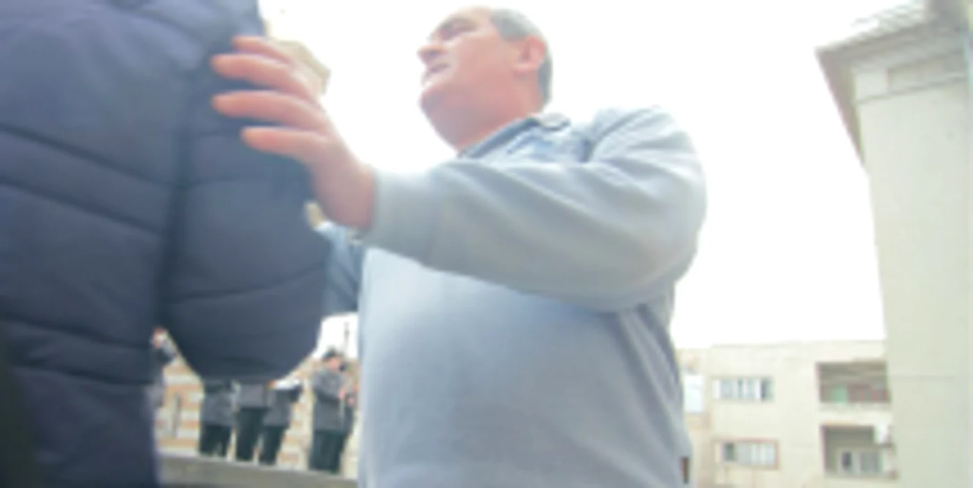 Un gealat din suita lui Teodosie a îmbrâncit violent ziariştii FOTO Ziua de Constanţa