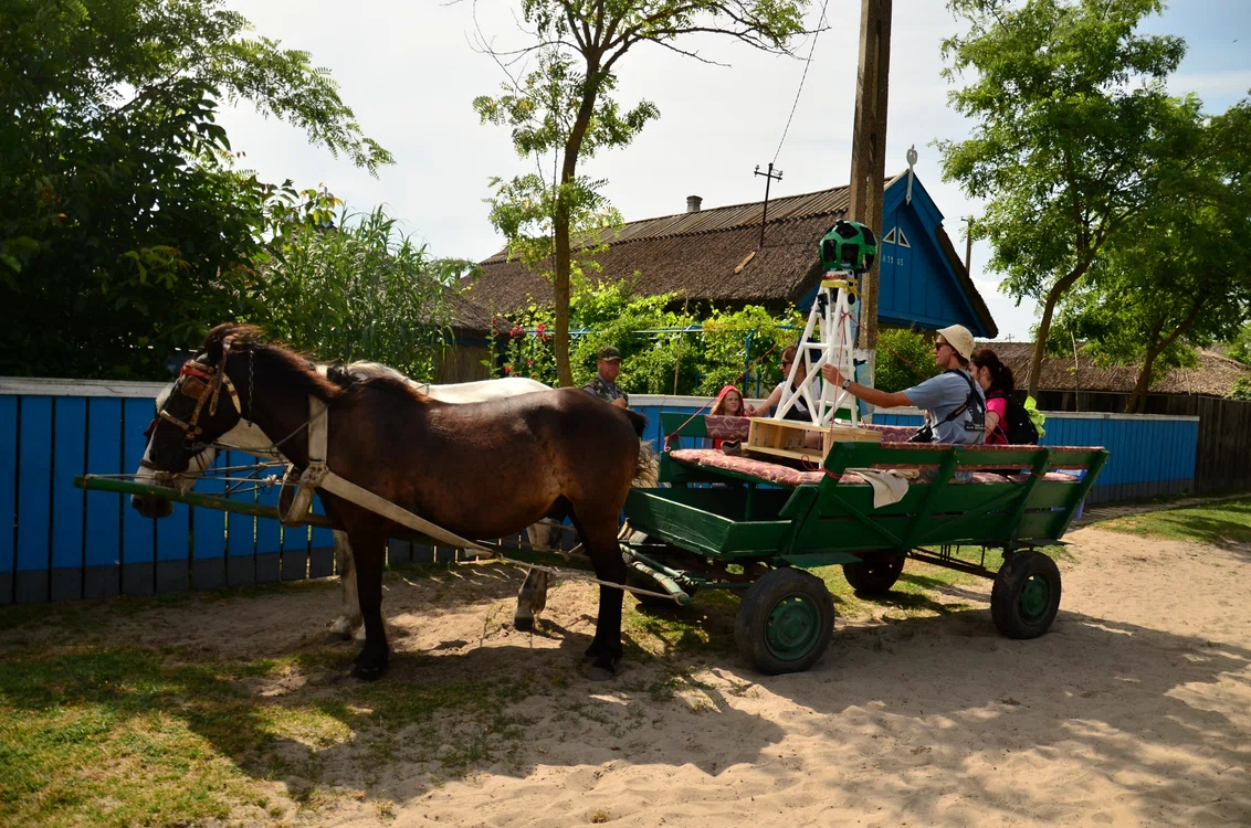 
    Filmarea pe străduțele din Delta Dunării s-a făcut din căruță, cu ajutorul localnicilorFotografii: Google România  