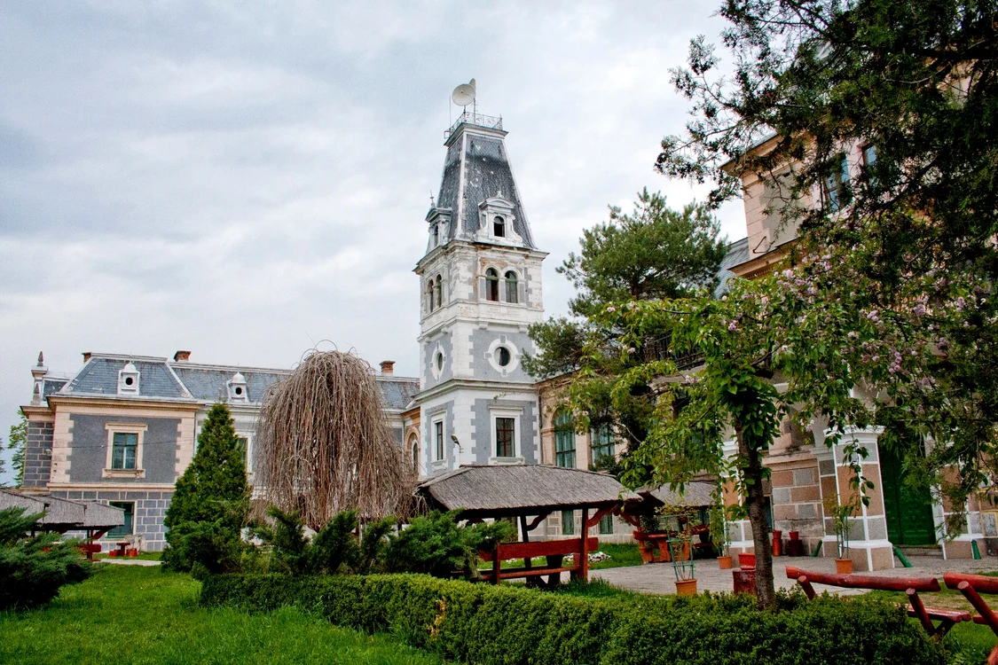 Grădina Botanică se află în curtea castelului Csernovics FOTO arhivă