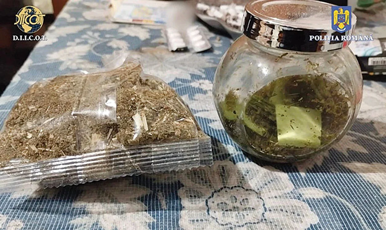 Droguri  confiscate  de poliţişti. FOTO: DIICOT