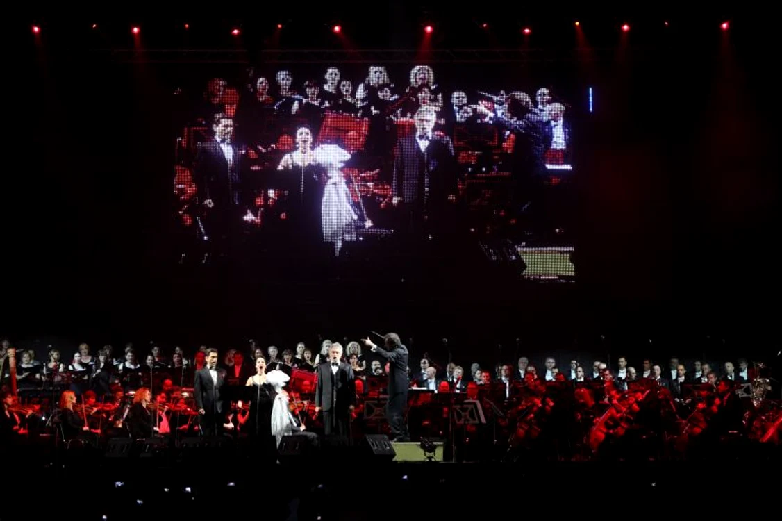 Andrea Bocelli i-a avut invitaţi în spectacol pe Angela Gheorghiu şi Cezar Ouatu. (Foto: Sever Gheorghe)