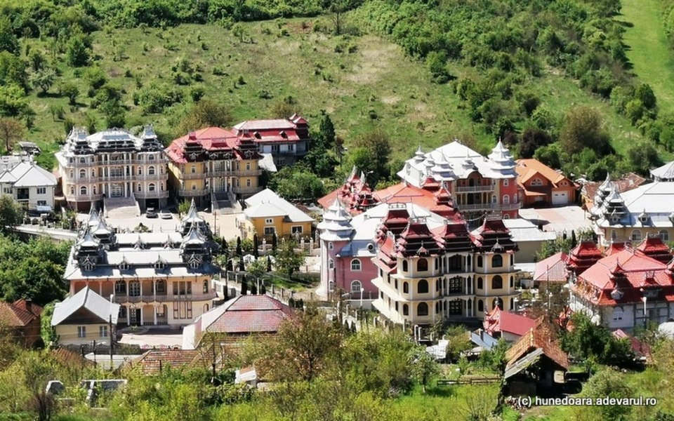 Secretele palatelor extravagante ridicate de romi în 