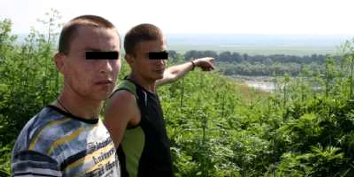 Tinerii au fost reţinuţi de poliţişti