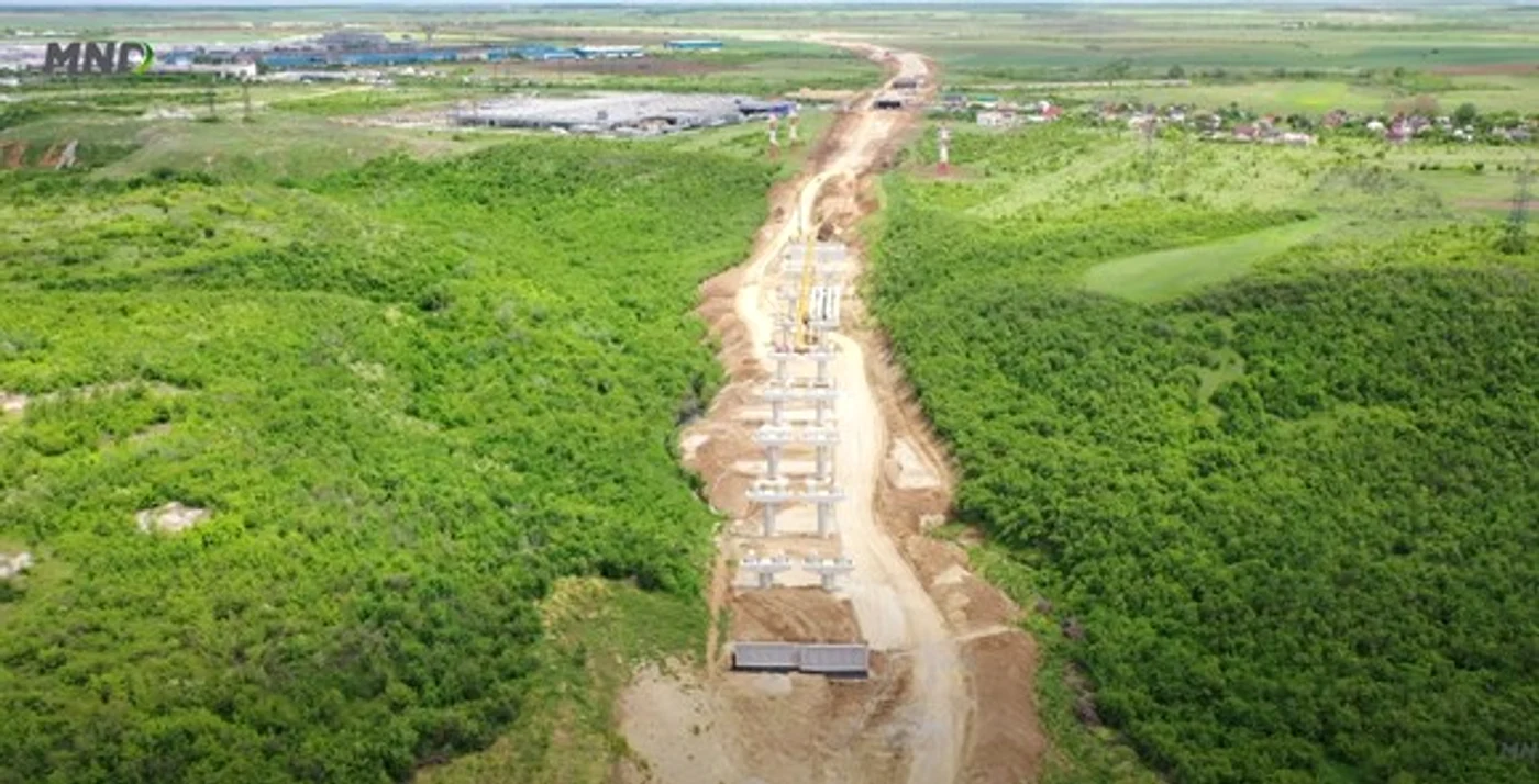 
    Lucrarea cea mai complicată de pe traseu este podul care se construieşte peste Râul Olt   