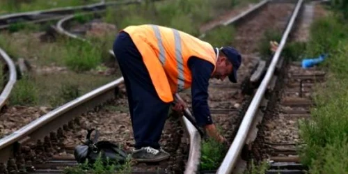 Angajaţii CFR sunt nevoiţi să repare şinele de cale ferată FOTO