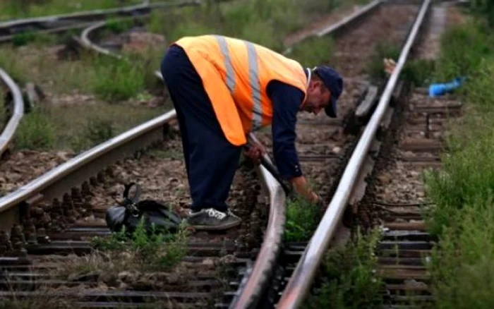 Angajaţii CFR sunt nevoiţi să repare şinele de cale ferată FOTO: incont.ro