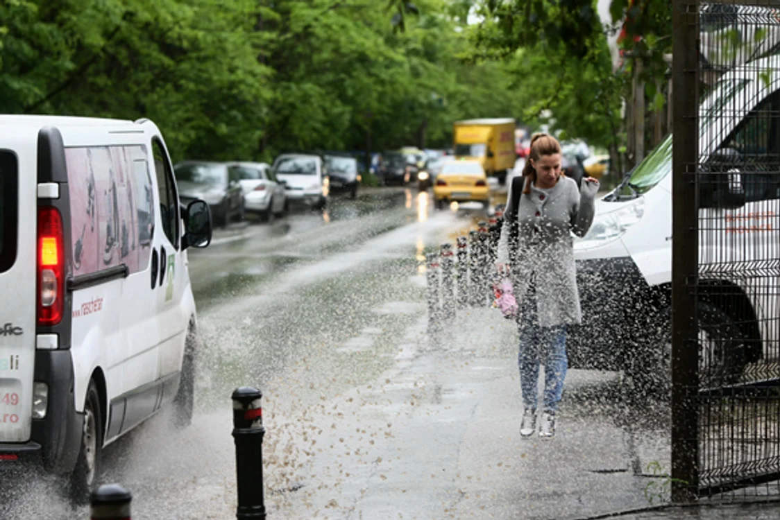 
    Prognoza meteo pentru următoarele două zile anunță că aria ploilor se restrângefoto: Click!  