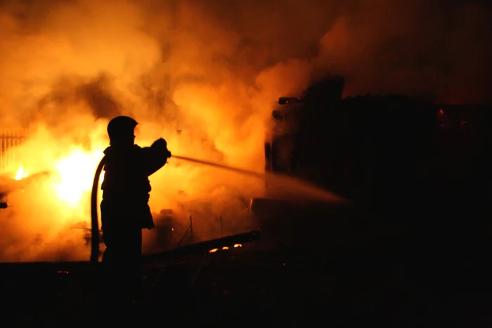 Pompierii au intervenit pentru stingerea incendiului