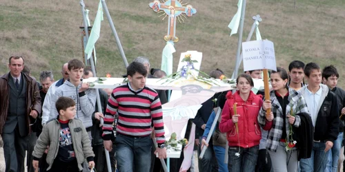 Pietrenii credincioşi urcă muntele Pietricica intonând cântece religioase