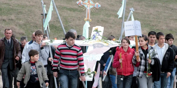Pietrenii credincioşi urcă muntele Pietricica intonând cântece religioase