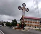 Cruce uriașă în mijlocul carosabilului la Târgul Cărbunești în Gorj Foto gorjonline ro