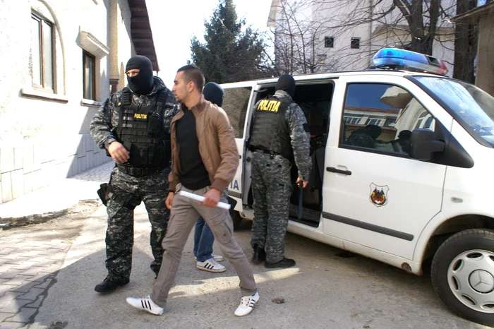 Proxeneţii au fost aduşi la sediul DIICOT Gorj pentru a fi audiaţi