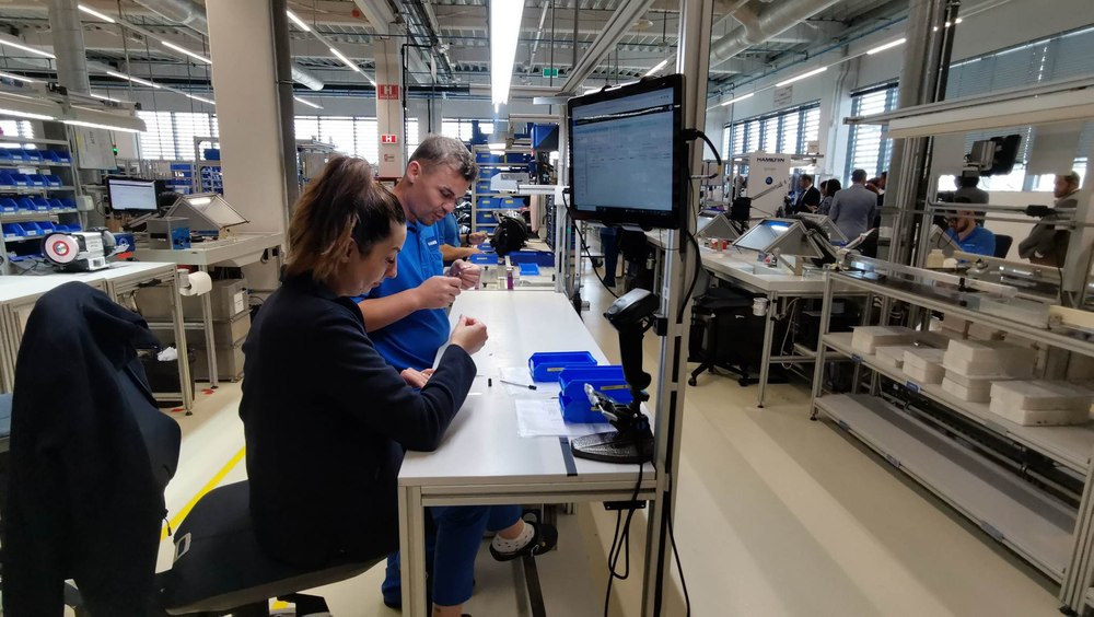 Singura fabrică din România producătoare de seringi microlitrice. Americanii mai investesc 30 de milioane de euro VIDEO
