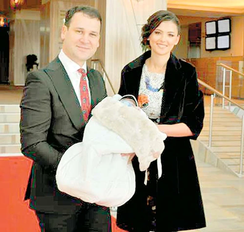 
    Primarul Robert Negoiţă şi-a botezat fiul  
