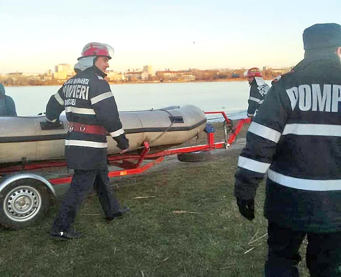 Angajaţii ISU au venit pregătiţi cu toate dispozitivele din dotare pentru a salva lebăda