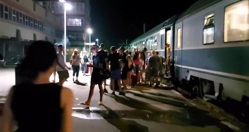 Călătorie de coșmar cu trenul de la Costinești la Craiova pentru zeci de adolescenți. „Nu puteam să mă opresc din plâns” VIDEO