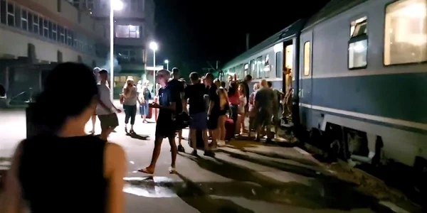 adolescenti care au ajuns in craiova dupa o calatorie de 15 ore cu trenul jpeg