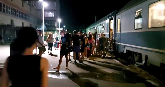 Adolescenții au ajuns acasă după o călătorie de 15 ore FOTO: captura video